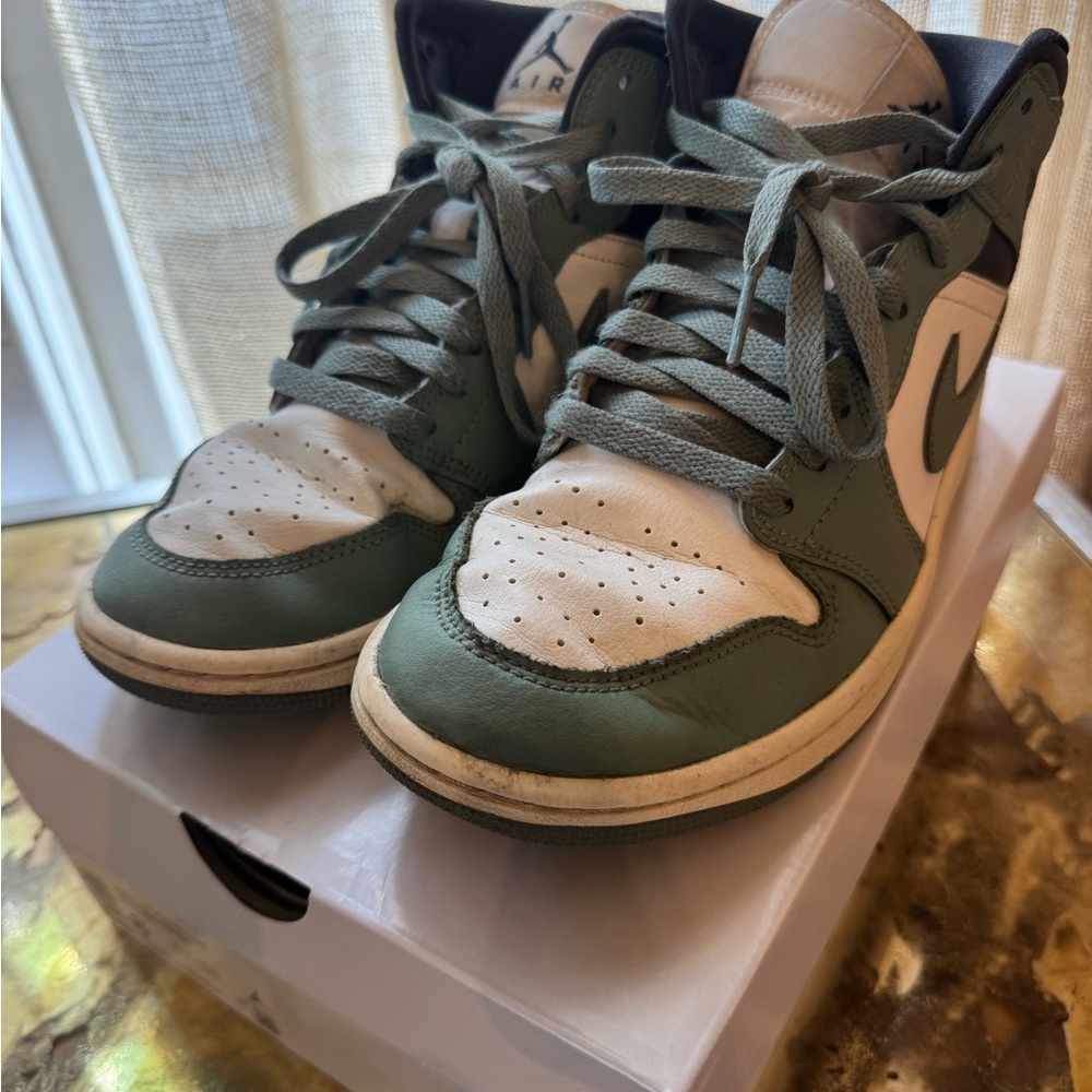 Women’s Air Jordan 1 MID size 8